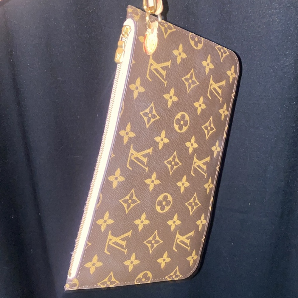 Like new beautiful Louis Vuitton hand bag - Picture 7 of 11
